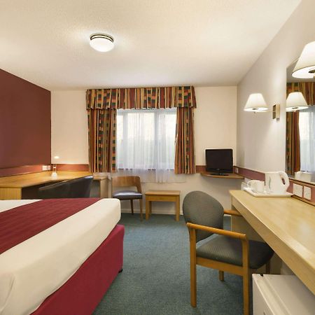 Days Inn Bradford M62 Экстерьер фото