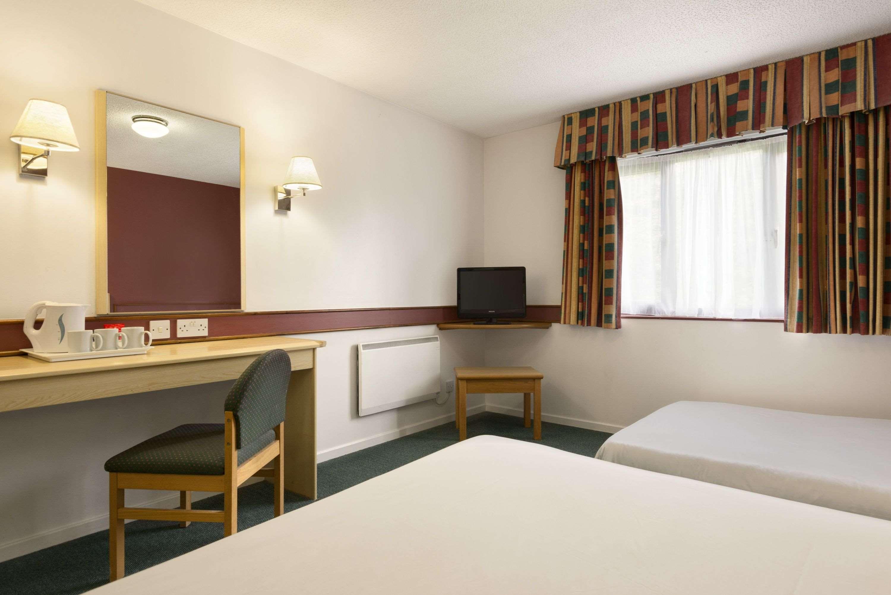 Days Inn Bradford M62 Экстерьер фото